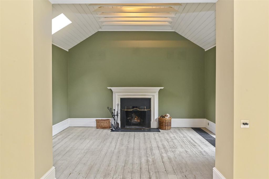 Property photo 3 of 33 9-Netherton-Grove14.Jpg