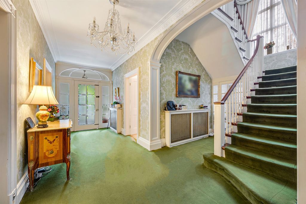 Property photo 2 of 21 Hallway
