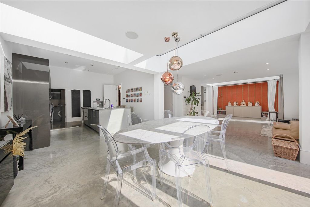 Property photo 3 of 35