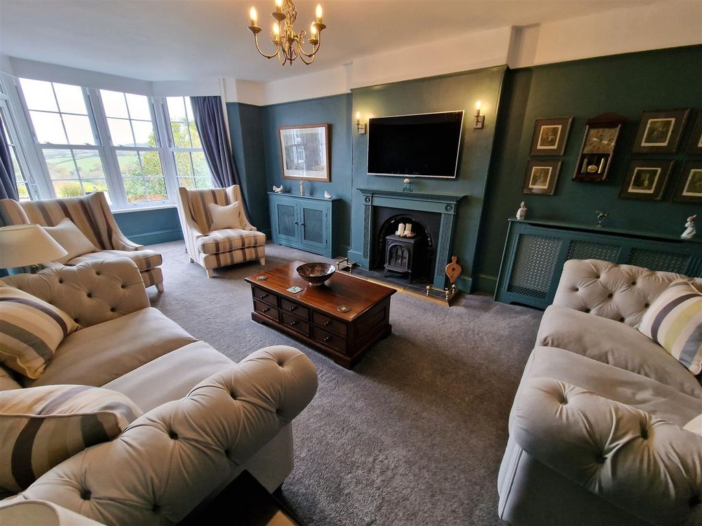 Property photo 2 of 25 Lounge.Jpg