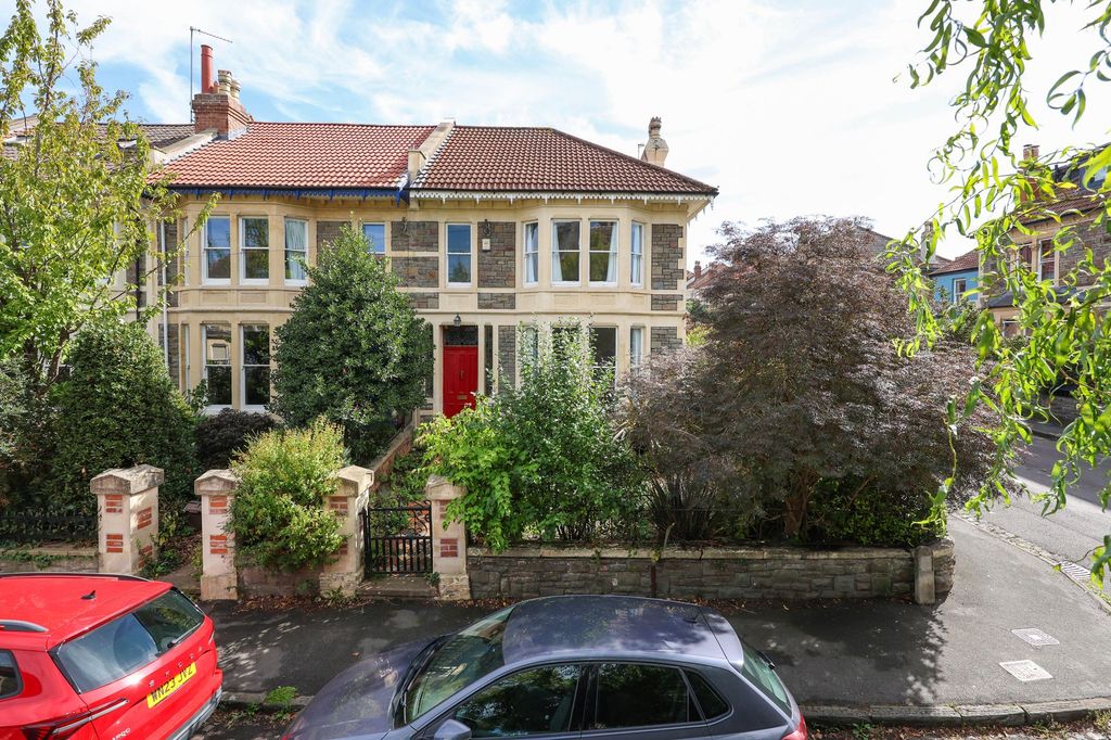 Property photo 1 of 32