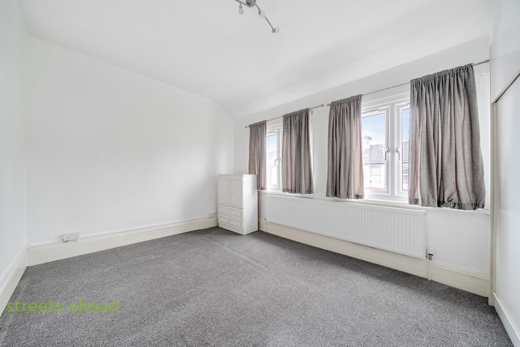 Property photo 2 of 16 337029c9-2730-4E7...