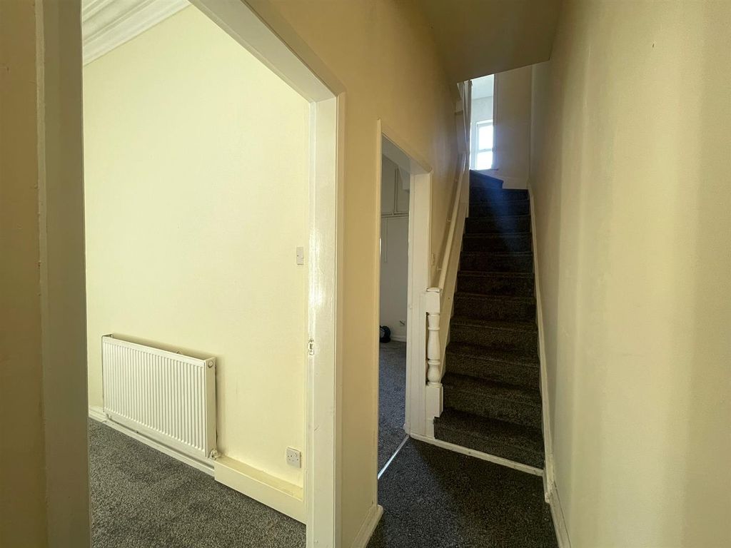 Property photo 2 of 11 2. Entrance Hallway (1).Jpg