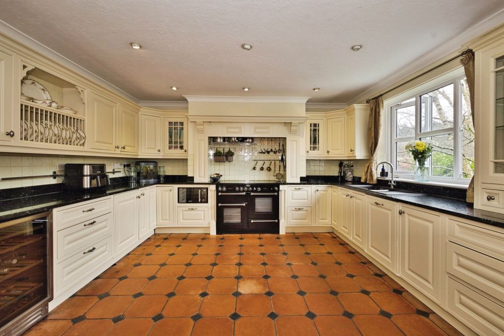 Property photo 2 of 28