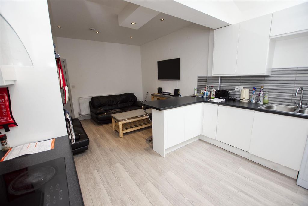 Property photo 2 of 12 Approach