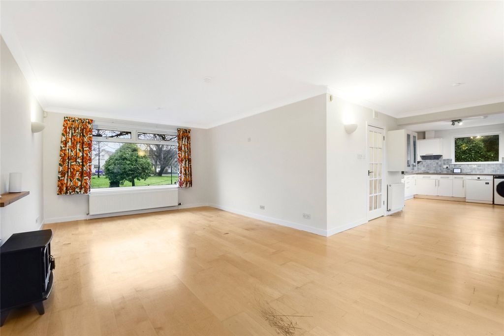 Property photo 2 of 26 Lounge