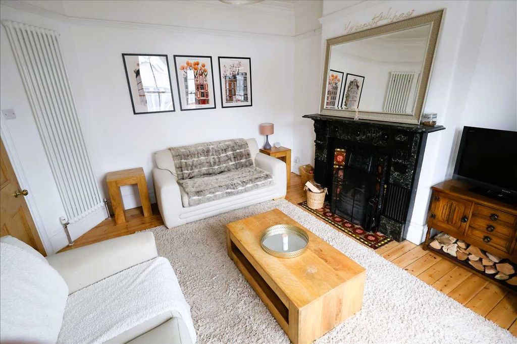 Property photo 2 of 22 Living Room