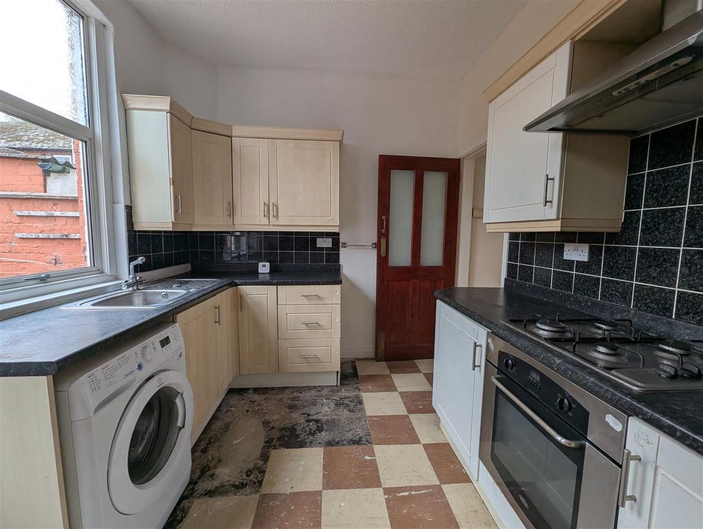 Property photo 3 of 9 Kitchen