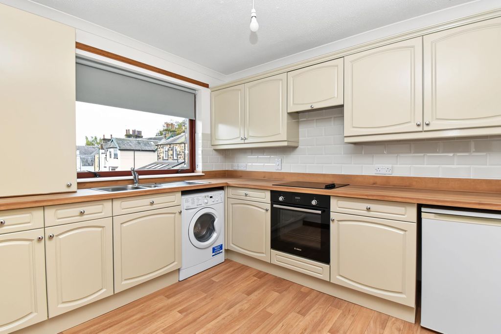 Property photo 3 of 10 Kitchen