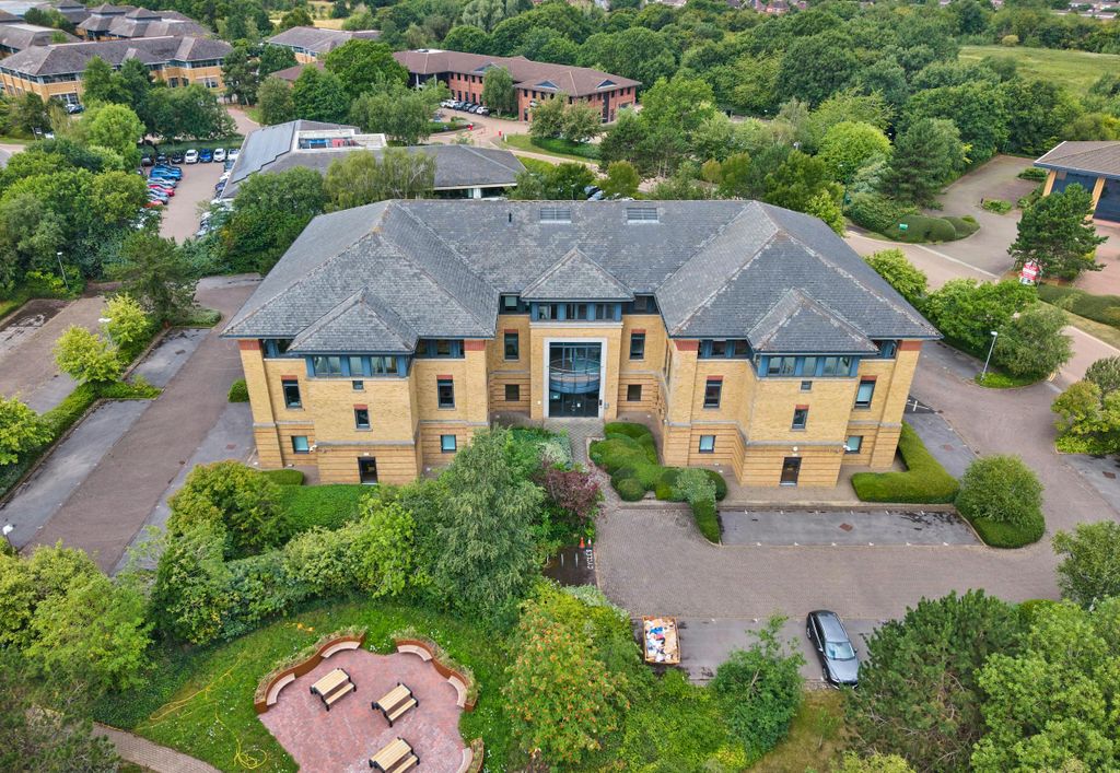 Property photo 2 of 10 2500 The Crescent Building.Jpg