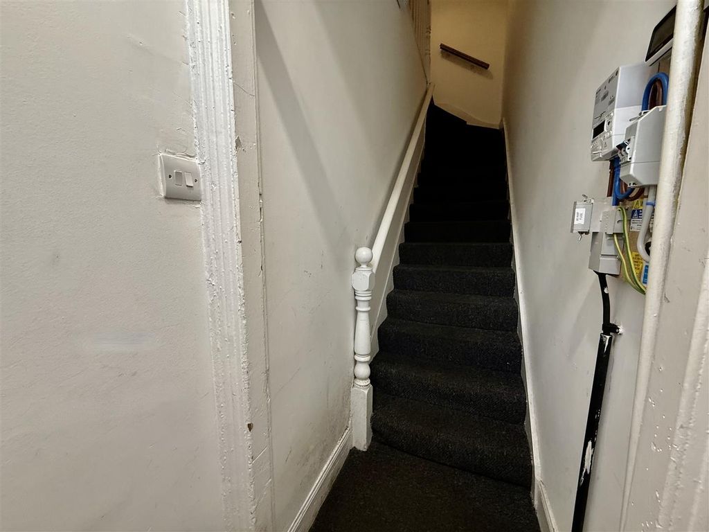 Property photo 3 of 9 Entrance Hall