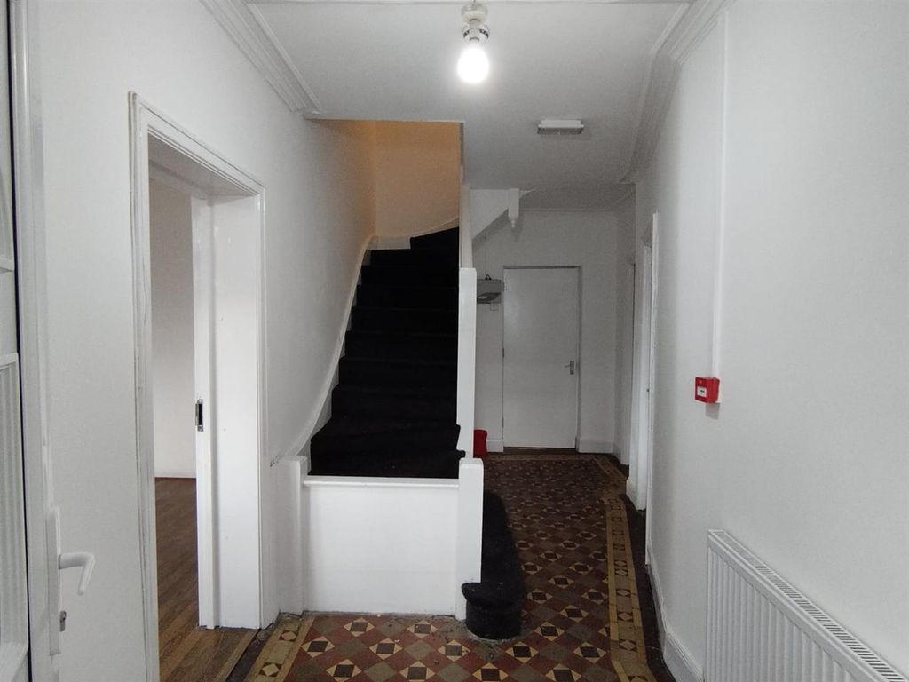 Property photo 2 of 11 Hallway