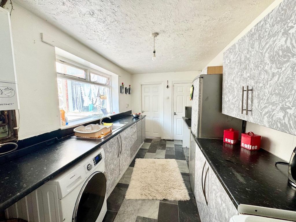 Property photo 3 of 7 Kitchen