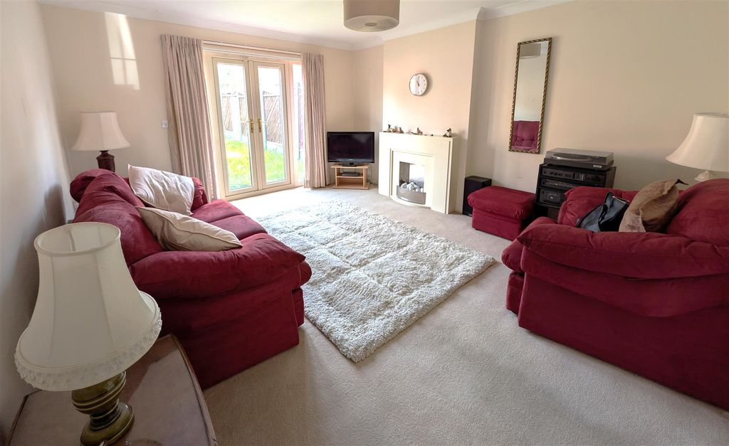 Property photo 3 of 13 Lounge