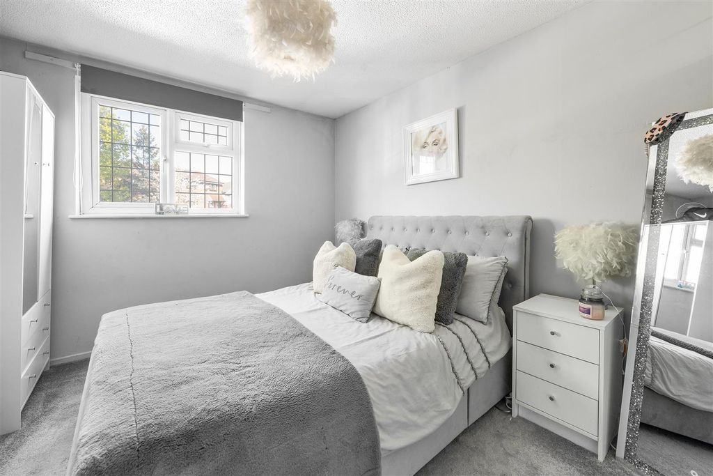 Property photo 3 of 17 Mapleton Road E4
