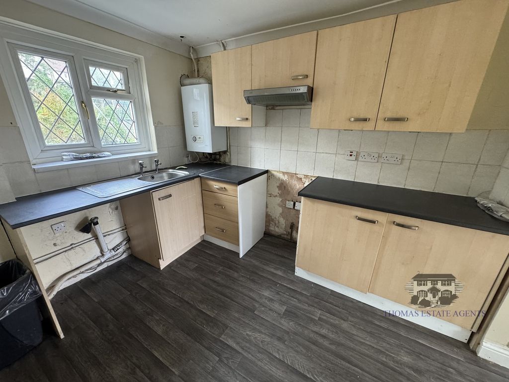 Property photo 3 of 10 Kitchen