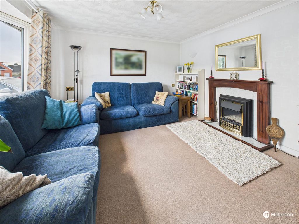 Property photo 3 of 26 Lounge