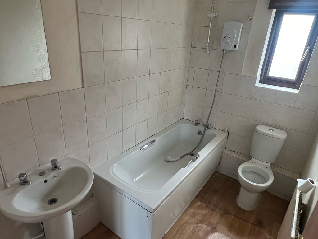 Property photo 3 of 5 17 Thorndike Bathroom Pic New