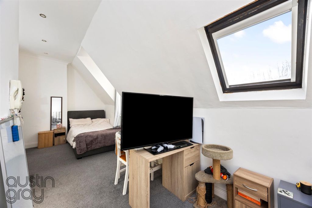 Property photo 3 of 8 Highcroft Villas 10, Flat 7-003.Jpg