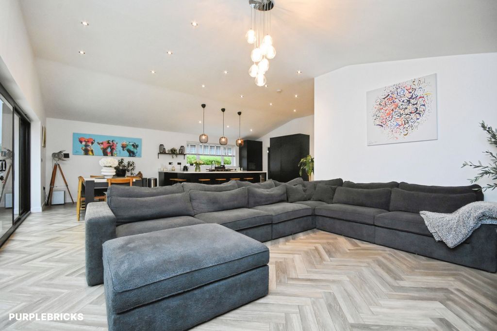 Property photo 3 of 25 Lounge