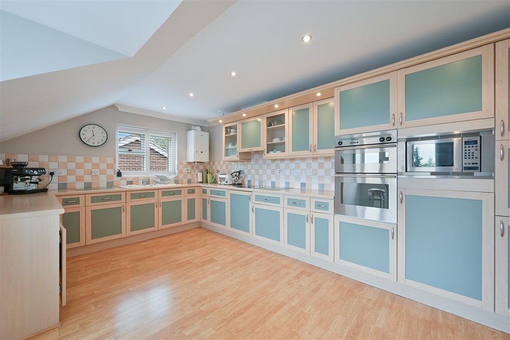 Property photo 3 of 16 Winward Court, 7- (11).Jpg