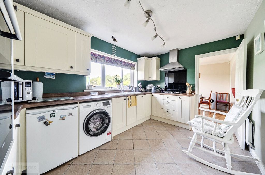 Property photo 3 of 18 Kitchen