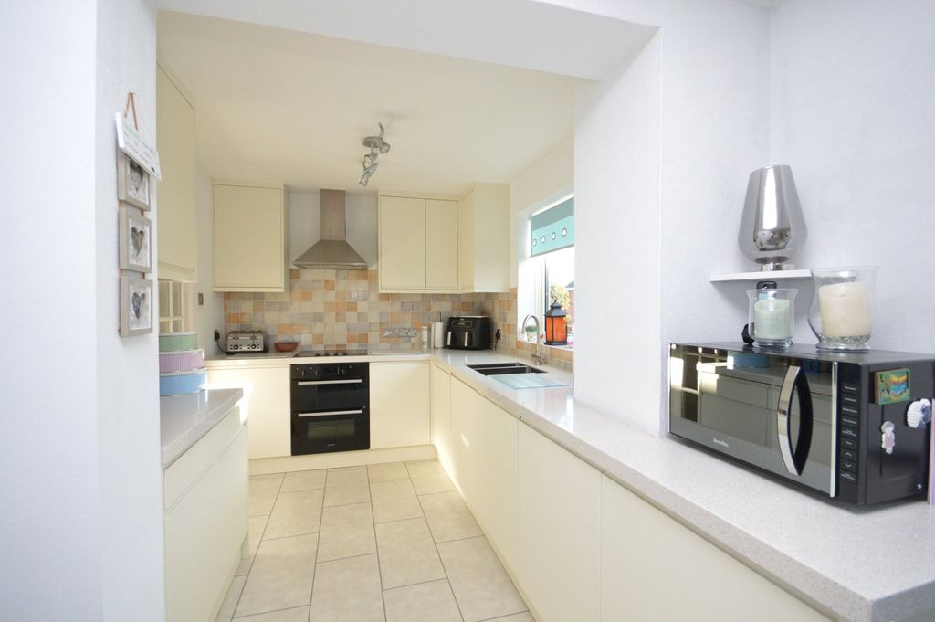 Property photo 3 of 17 Kitchen