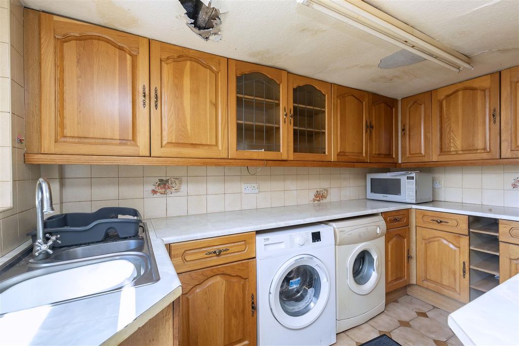 Property photo 3 of 21 Kitchen