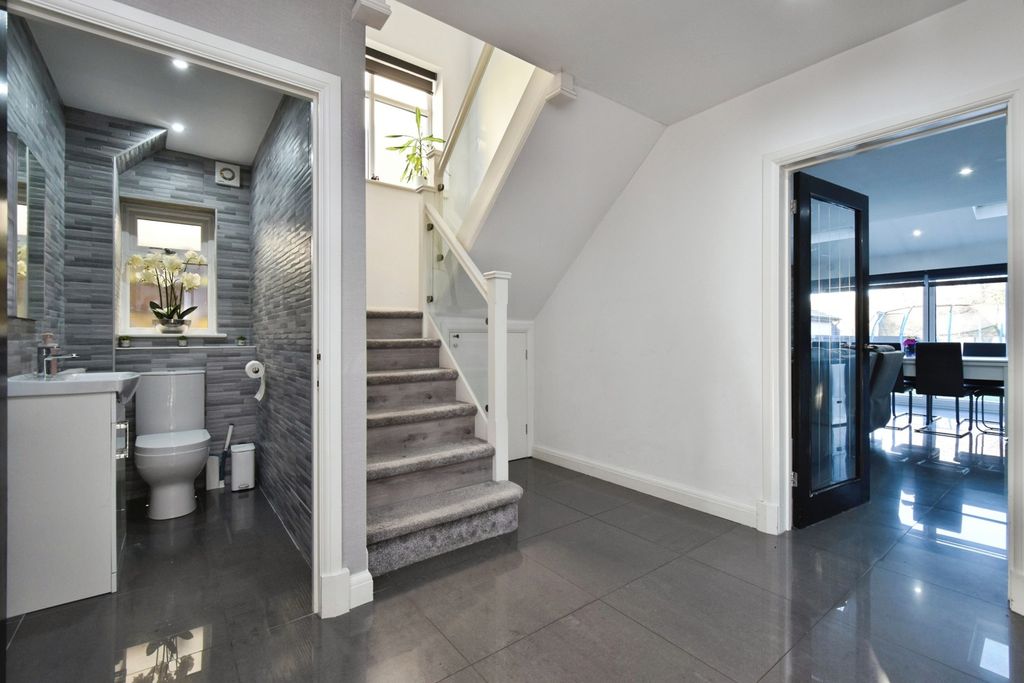 Property photo 3 of 18 Photo