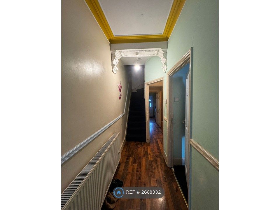 Property photo 2 of 7 Hall Way