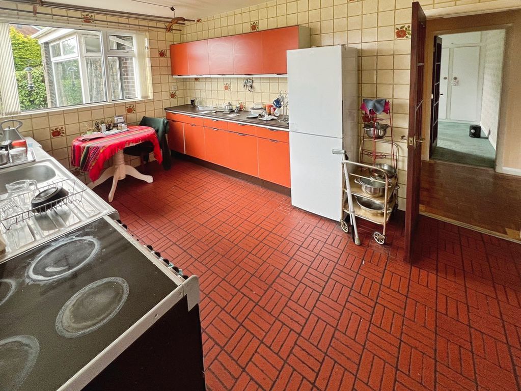 Property photo 3 of 17 Kitchen