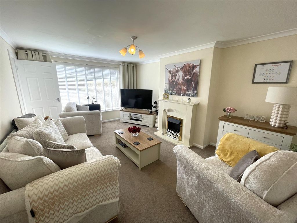 Property photo 2 of 17 Lounge