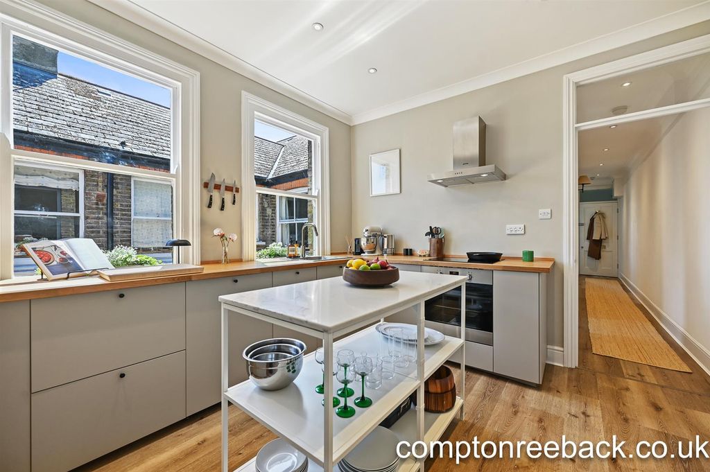 Property photo 3 of 9 Kitchen
