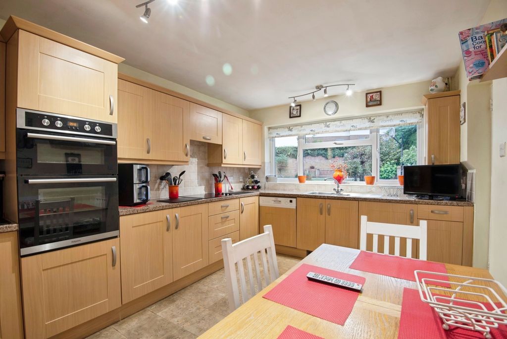 Property photo 3 of 30 Kitchen