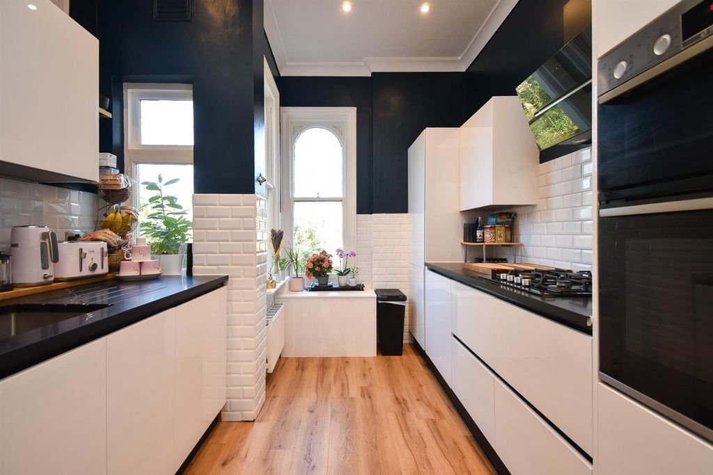 Property photo 3 of 18 Kitchen