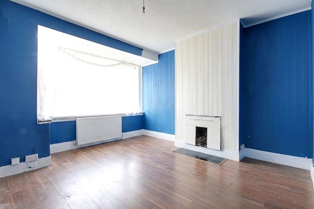 Property photo 2 of 8 Picture No. 12