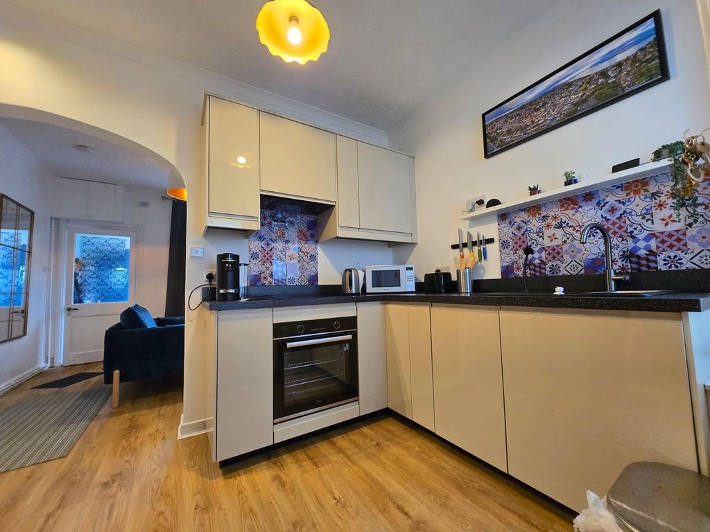 Property photo 3 of 6 Kitchen