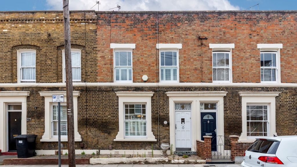 Property photo 1 of 18 111 Grantley Street, Bethnal Green, London, E1 4Bp