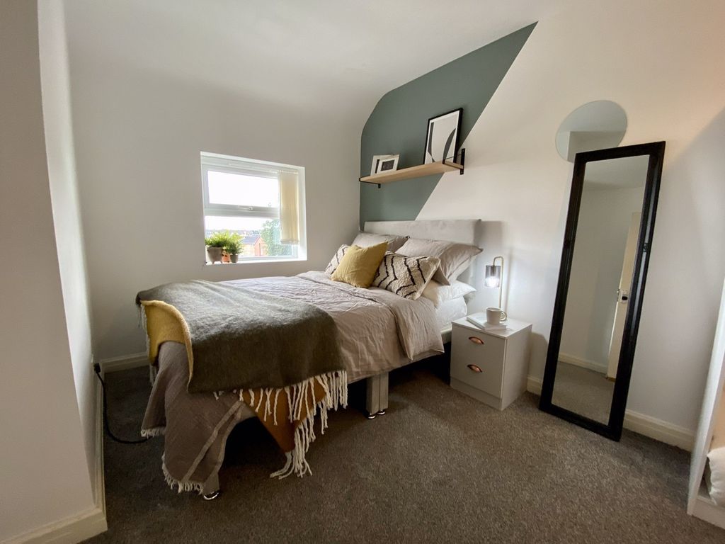 Property photo 3 of 5 A Cozy And Well-Lit Double Bedroom With Stylish De...
