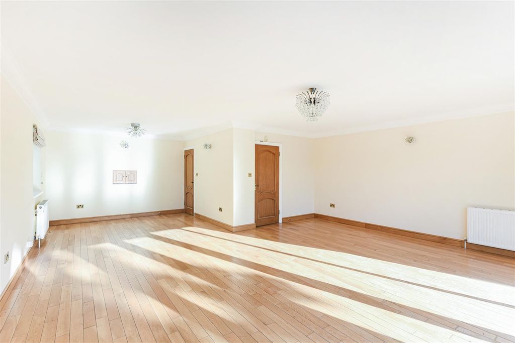 Property photo 3 of 28 48A Broadwalk-3.Jpg