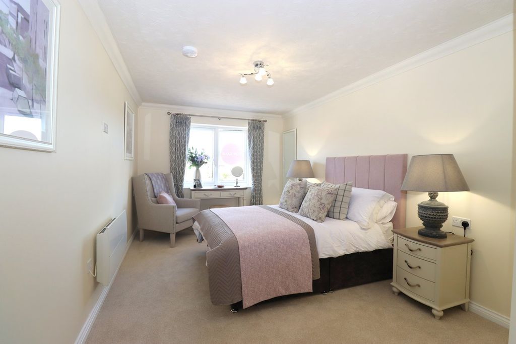 Additional image 8 of 1 bed property for saleVictoria Road, Farnborough GU14