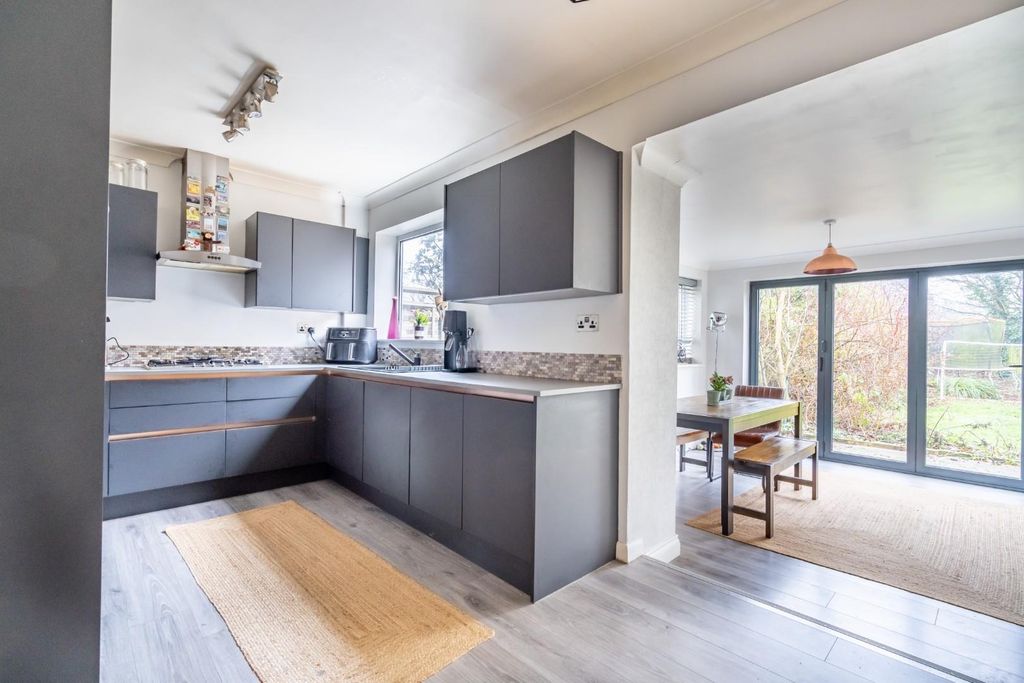 Property photo 3 of 17 Heath Croft-7.Jpg