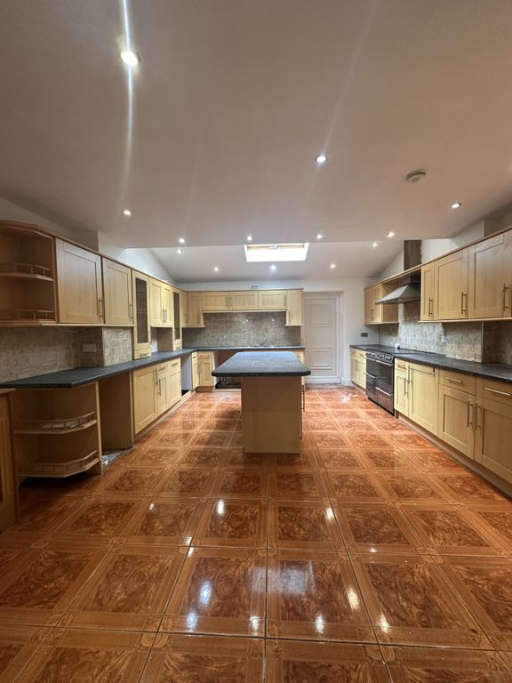 Property photo 3 of 8 Kitchen