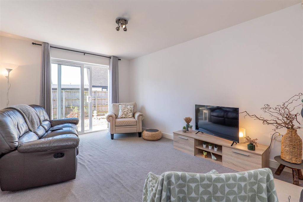 Property photo 2 of 22 Lounge