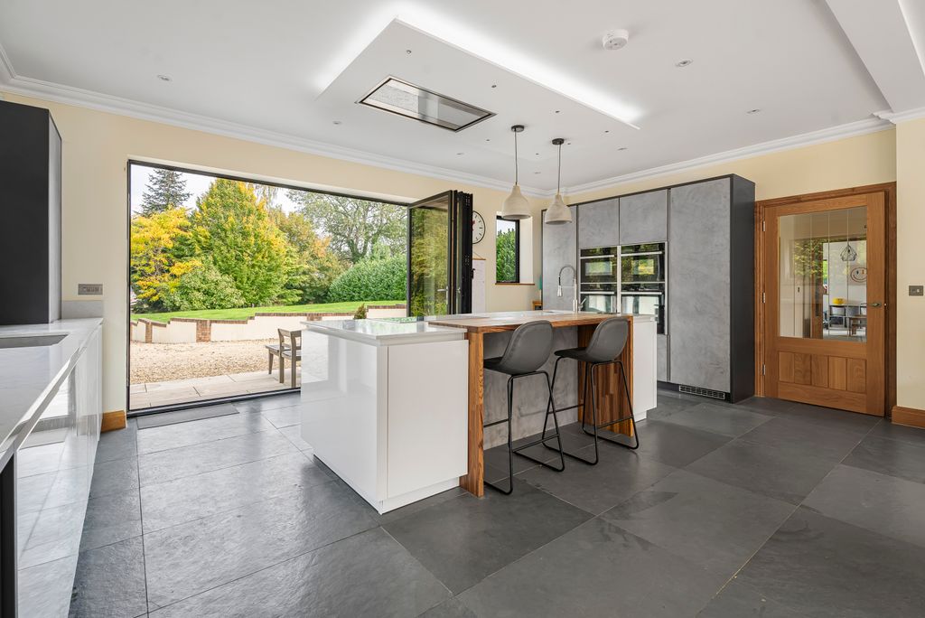 Property photo 2 of 30 Kitchen/Diner