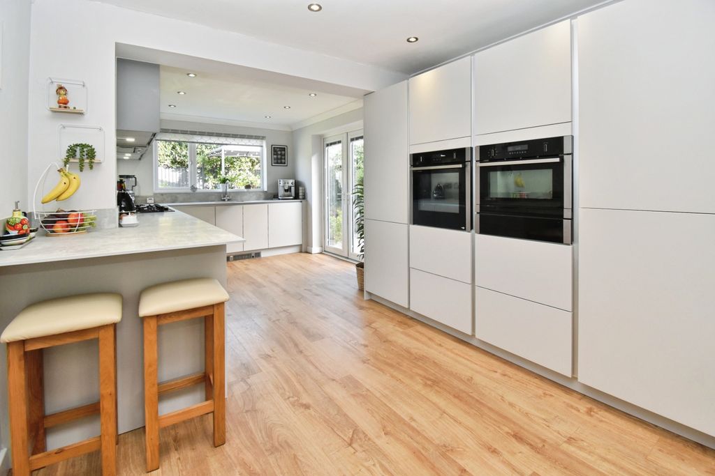 Property photo 2 of 18 Kitchen Breakfast Room