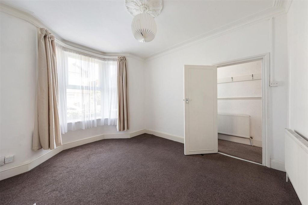 Property photo 2 of 25 Lansdowne Road, E17