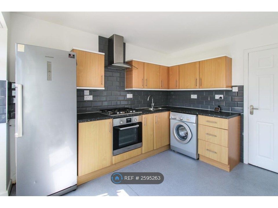 Property photo 3 of 11 Kitchen