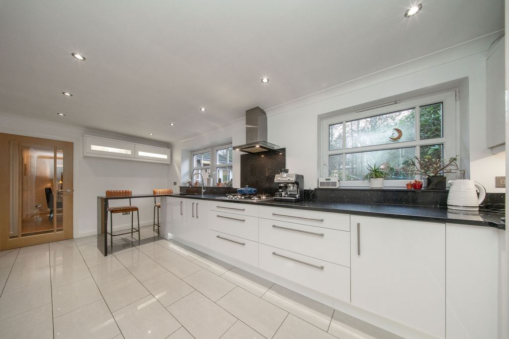 Property photo 3 of 35 Kitchen