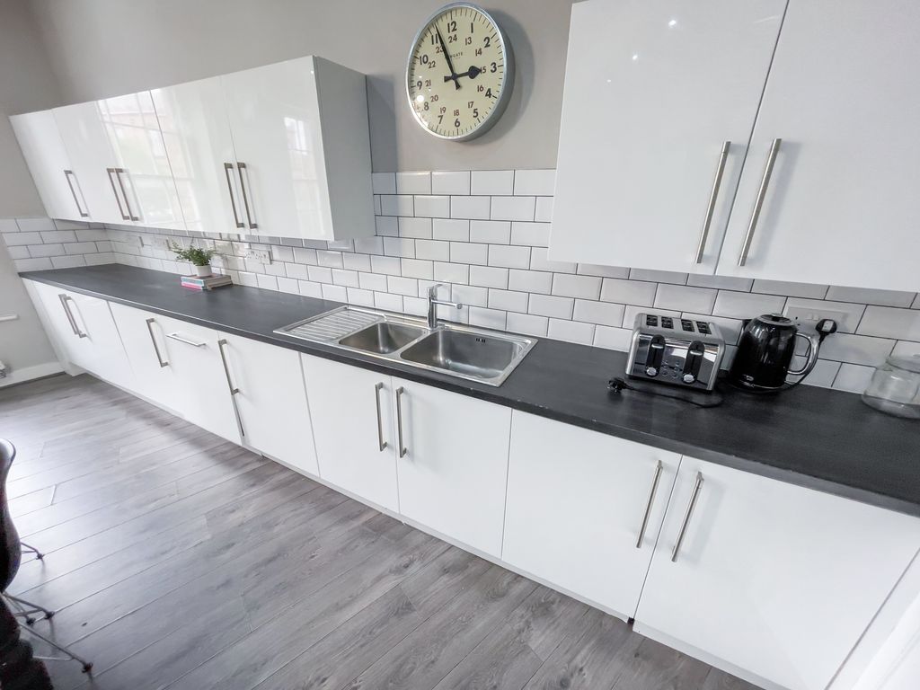 Property photo 2 of 10 3Eb882B3-9B02-480D-885E-946CC41Ffe59_1_100_O